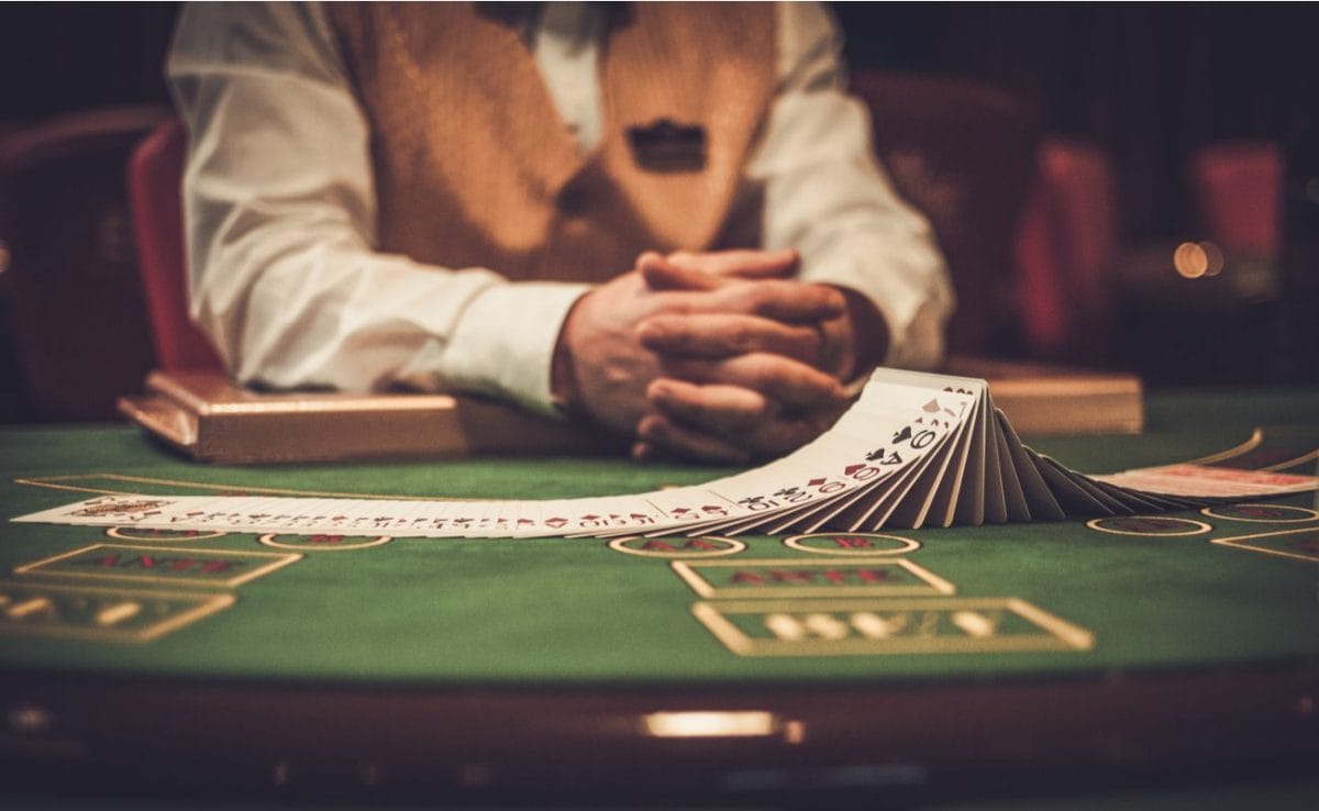 When To Hit or Stand in a Blackjack Game Online