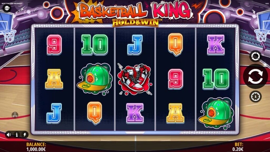 Tangkapan layar dari slot gulungan di Basketball King Hold & Win. Latar belakangnya adalah lapangan basket bergaya kartun. Foreground memiliki gulungan slot dengan berbagai simbol bertema kartu, serta sepatu basket dan topi.