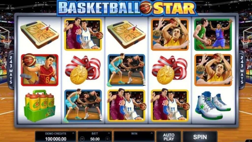 Tangkapan layar slot gulungan di bintang bola basket. Latar belakangnya adalah lapangan basket. Reels game ini menampilkan berbagai simbol bertema basket, termasuk lapangan basket miniatur, penyerang dengan bola yang melaju melewati bek, seorang pemain yang mengambil tembakan, seorang pemain yang ditandai, serta botol air dan medali.