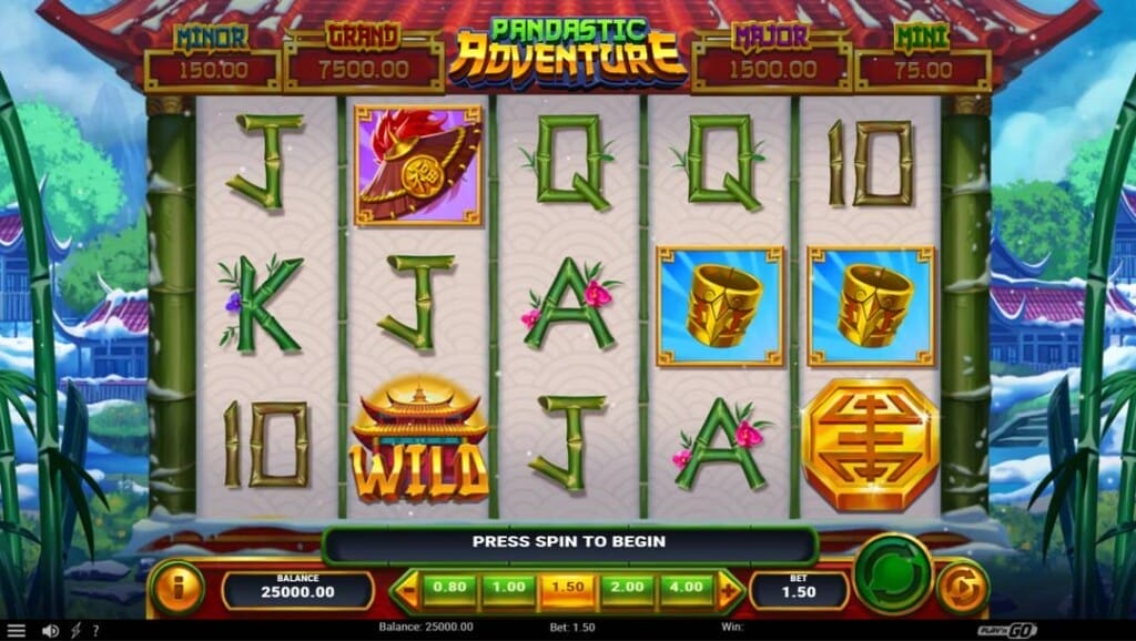 Tangkapan layar dari slot petualangan pandastik gulungan. Latar belakangnya adalah desa tradisional Cina selama musim dingin. Di latar depan ada gulungan slot dengan simbol kartu bermain bambu, serta simbol bertema Asia seperti topi kayu, cangkir emas, dan koin emas.