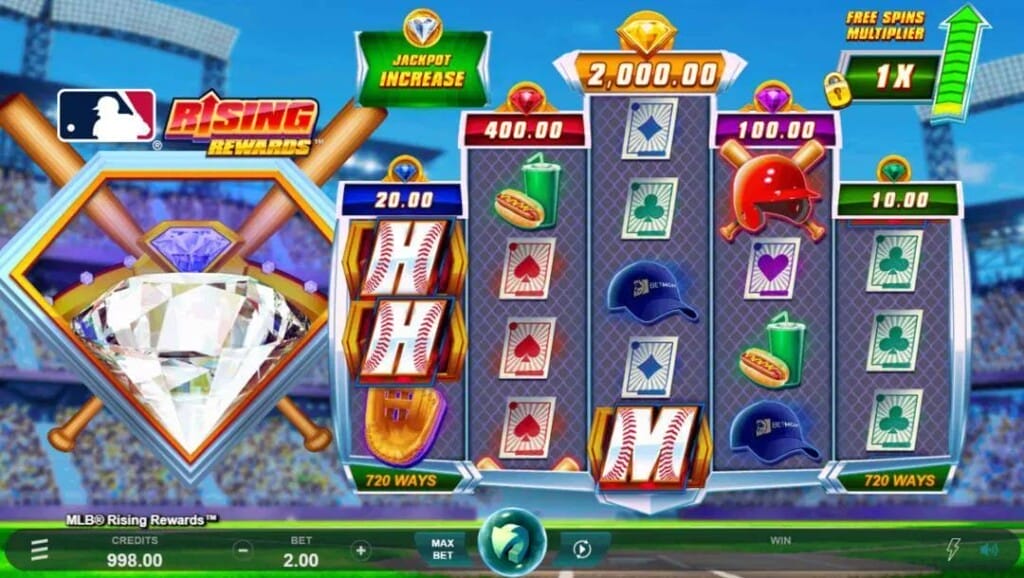 Tangkapan layar dari slot gulungan di MLB Rising Rewards. Latar belakangnya adalah stadion baseball yang penuh sesak. Di latar depan ada gulungan slot bergaya permainan dengan baseball dan bermain simbol kartu. Fitur Berlian Khusus terlihat di sebelah kiri gulungan slot.