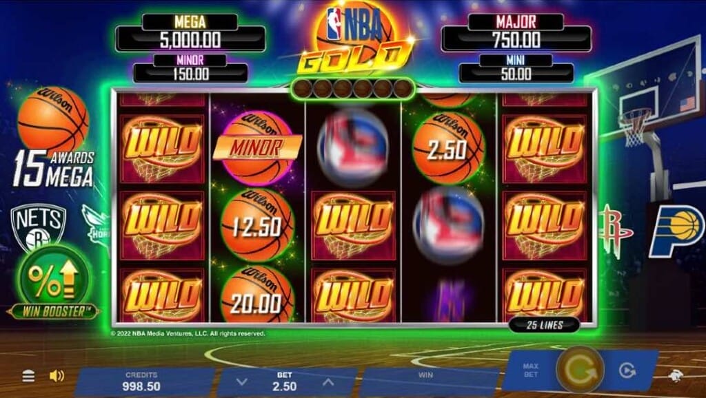Tangkapan layar dari gulungan slot emas NBA. Pengaturannya adalah lapangan basket di stadion. Reels game ini menampilkan berbagai simbol bertema basket, termasuk bola basket dengan pembayaran tunai dan simbol liar basket.