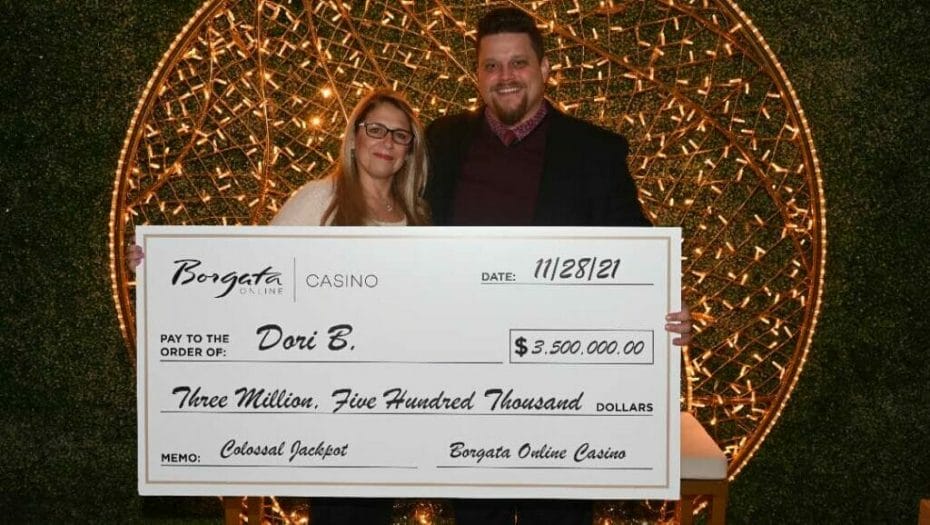 The Jackpot winner Dori B. with the $ 3.5M prize check.