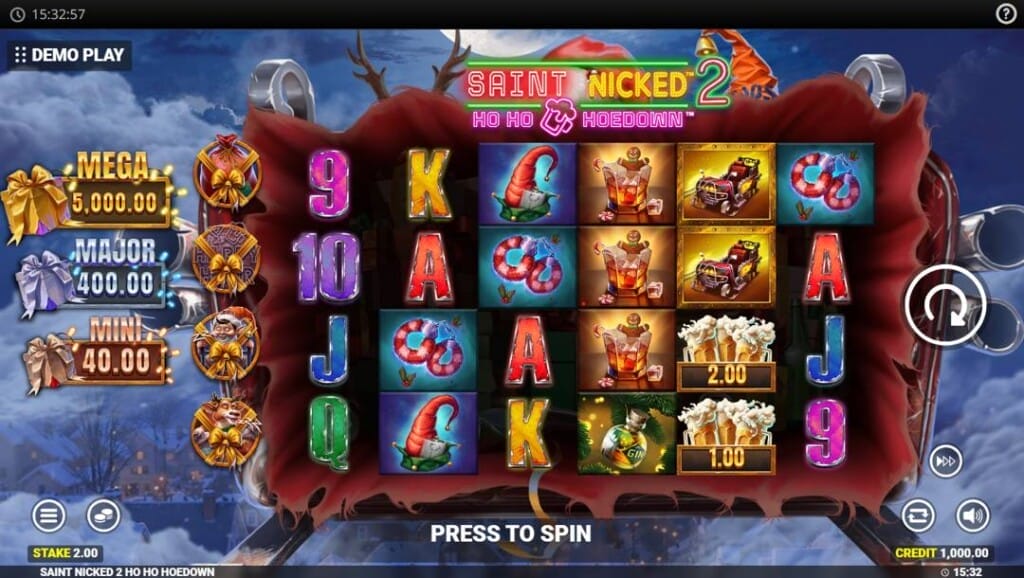 Tangkapan tangkapan layar dari santo mencabut 2 slot gulungan. Latar belakang adalah langit mendung di atas kota. Bagian belakang kereta luncur Santa terlihat jelas. Di latar depan, tas hadiah terbuka di giring Santa menjadi gulungan slot. Gulungan dipenuhi dengan berbagai simbol kartu bertema Natal dan bermain.