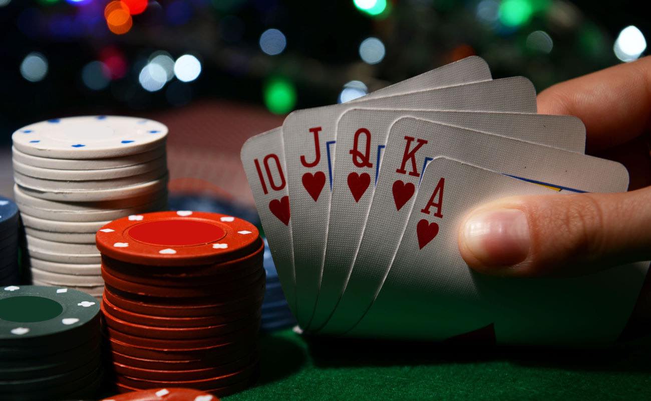 A royal flush featured on playing cards next to stacks of casino chips.