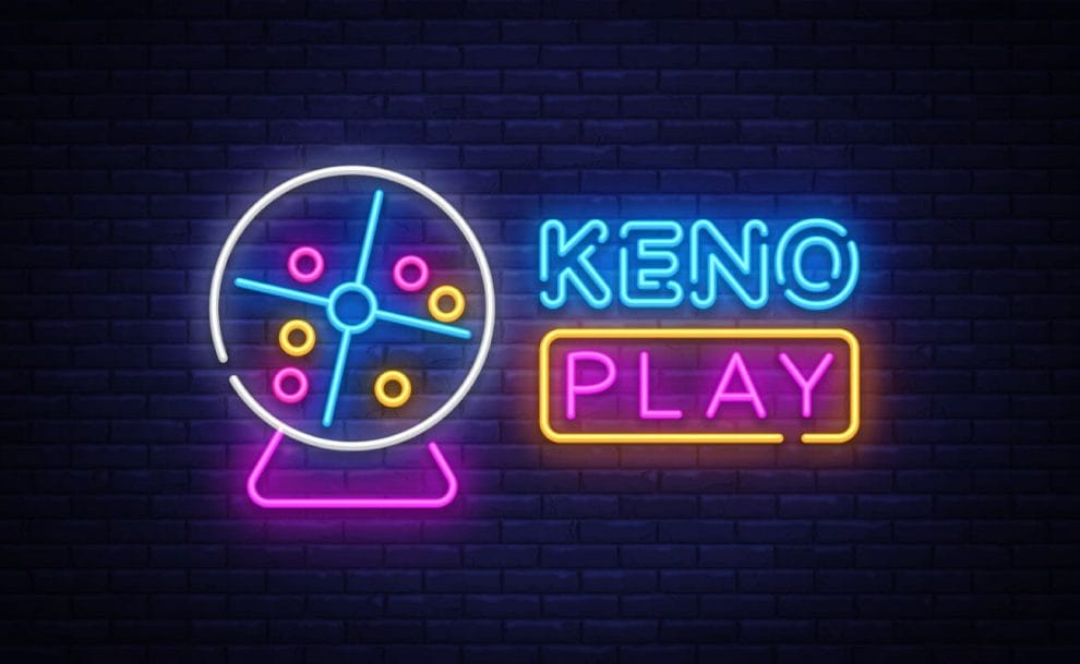 Keno Play neon image against a navy blue brick wall.