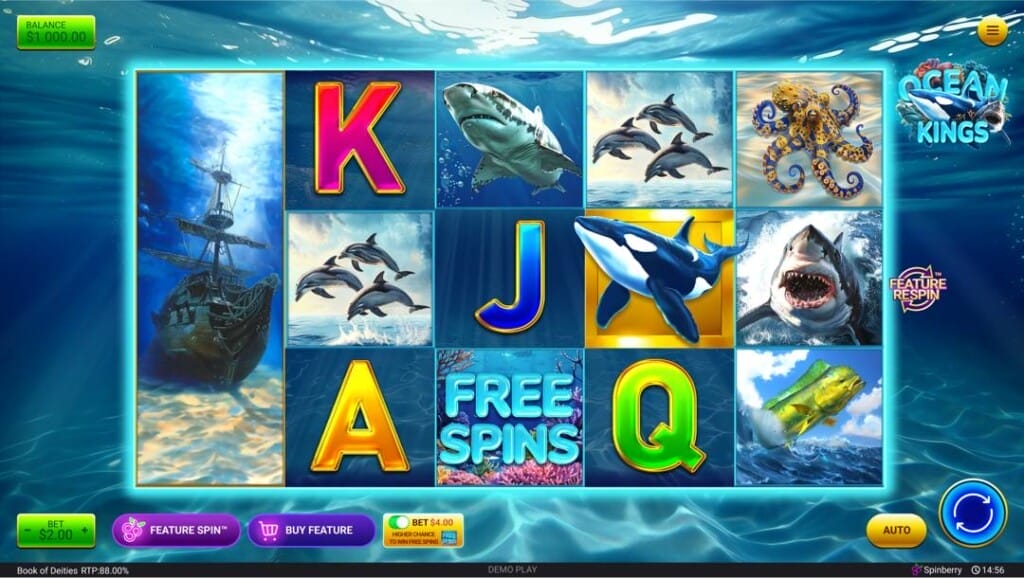 Tangkapan tangkapan layar slot Samudra Samudra. Latar belakangnya adalah dasar laut dengan cahaya bersinar melalui air. Gulungan slot menampilkan berbagai simbol bertema laut, termasuk kapal karam, pod lumba-lumba, orca, dan hiu putih yang hebat, serta bermain simbol kartu.