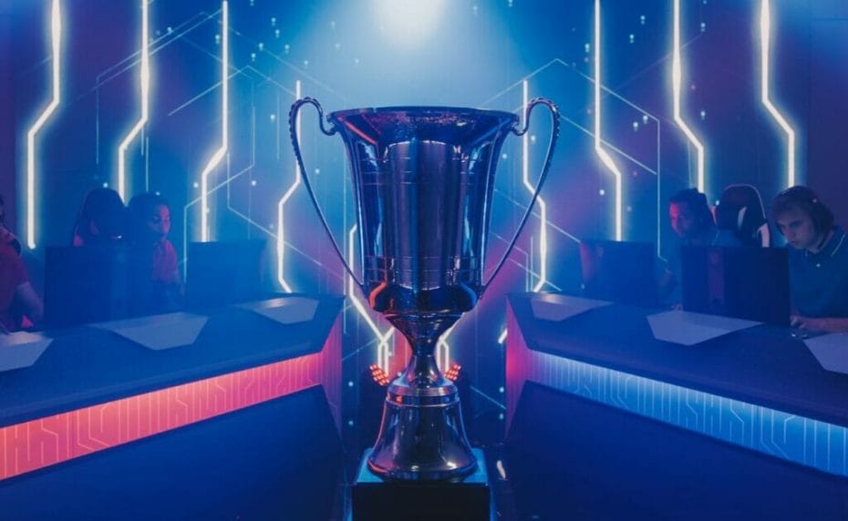 Dua tim eSports bersaing memperebutkan trofi di ruangan berlampu neon.