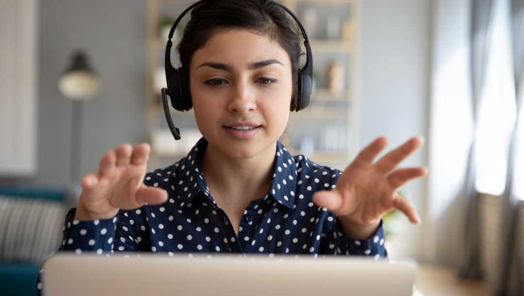 A woman coaching online.