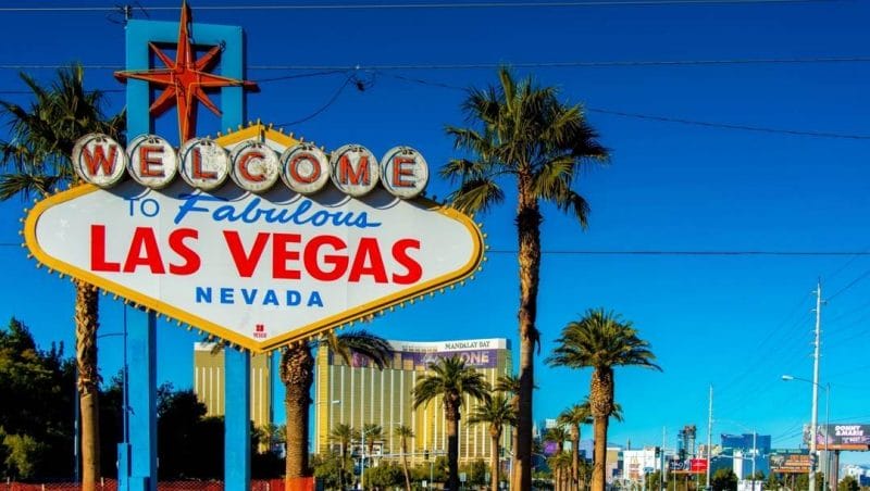 El famoso letrero de Las Vegas en un día soleado