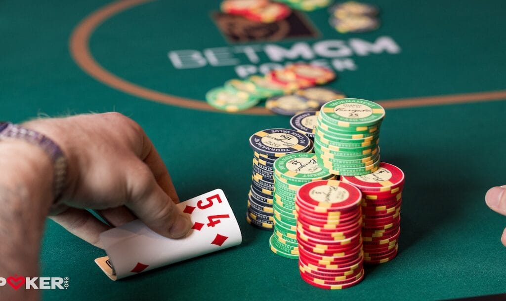 Darren Elias shares the differences between cash games and tournaments, and which you should play.