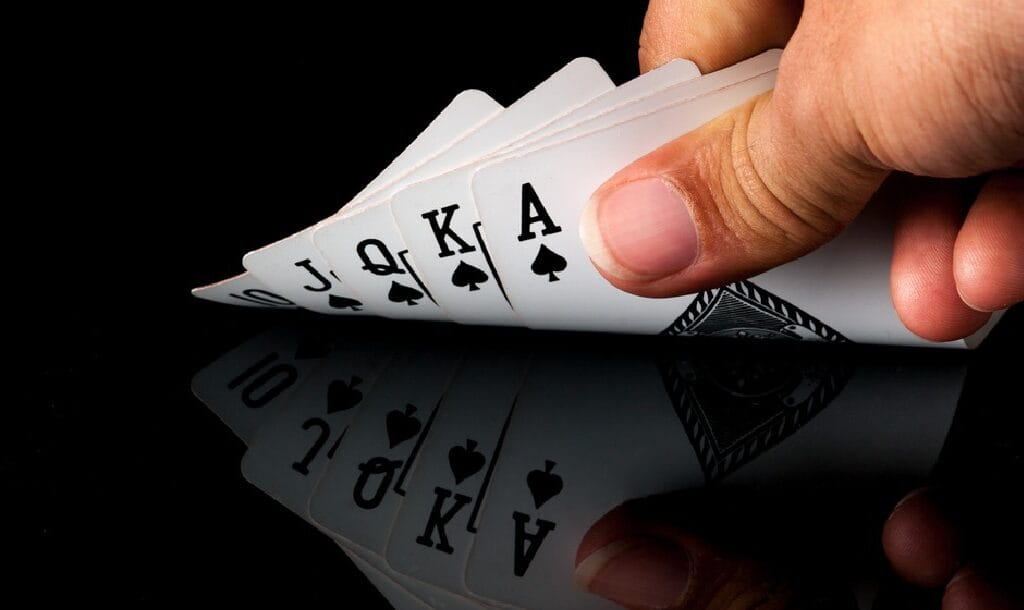 picture-of-someone-playing-poker-with-a-full-house